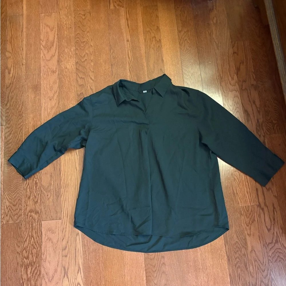 Uniqlo Forest Green Rayon Skipper Collar 3/4 Sleeved Blouse. Size large. - Picture 2 of 7